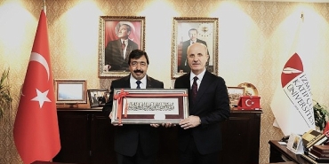 baskan-prof-dr-erol-ozvar-ikcuyu-ziyaret-etti.jpg