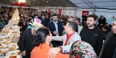 baskan-rasim-ari-binlerce-kisiyle-iftar-yapti.jpg