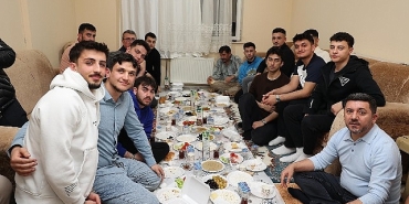 baskan-rasim-ari-ogrenci-evinde-sahur-yapti.jpg