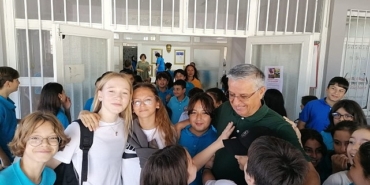 baskan-topaloglu-ogrencilerle-voleybol-oynadi.jpg