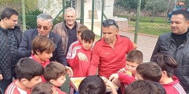 baskan-topaloglundan-gelecegin-futbolcularina-baklava-jesti.jpg