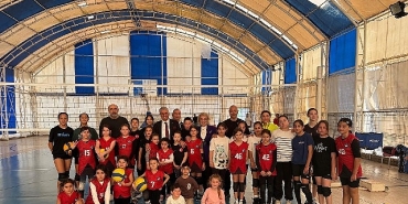 baskan-topaloglundan-gelecegin-voleybolcularina-ziyaret.jpg