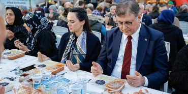 baskan-tugay-bergamada-kurulan-iftar-sofrasina-konuk-oldu.jpg