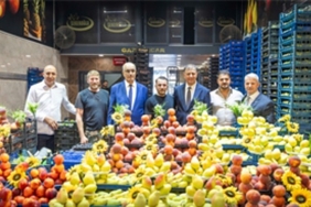 baskan-tugay-izmirin-hal-esnafiyla-bulustu.jpg