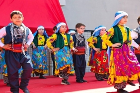 baskan-vekili-ibrahim-akin-ogrencilerin-karne-sevincine-ortak-oldu.jpg