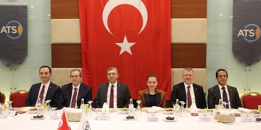 baskan-vekili-ozdemir-is-dunyasi-ile-iftarda-bir-araya-geldi.jpg
