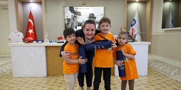 baskan-vekili-ozdemir-losevli-cocuklarla-bulustu.jpg