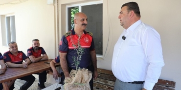 baskan-yetiskinden-itfaiye-haftasinda-anlamli-ziyaret.jpg