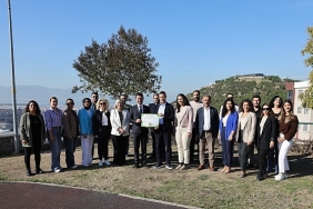 bayrakli-belediyesinden-cevreci-basari-ilce-geneli-sifir-atik-belgesi-alindi.jpg