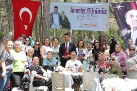 bayraklida-anneler-gunu-kutlamasi.jpg