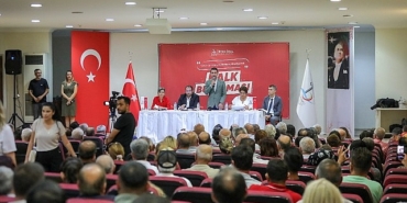 bayraklida-halk-bulusmasi-vatandas-anlatti-baskan-onal-tek-tek-dinleyerek-cevapladi.jpg