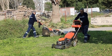 bayraklida-parklara-kapsamli-bakim.jpg