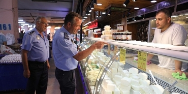 bayraklida-pazar-yerlerine-siki-denetim.jpg
