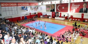 bayraklida-yaz-spor-okullarina-buyuk-ilgi-19-kursa-4-bin-200-kisi-katildi.jpg