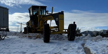 belediye-ekipleri-kar-yagisi-sonrasi-kapanan-yollari-aciyor.jpg