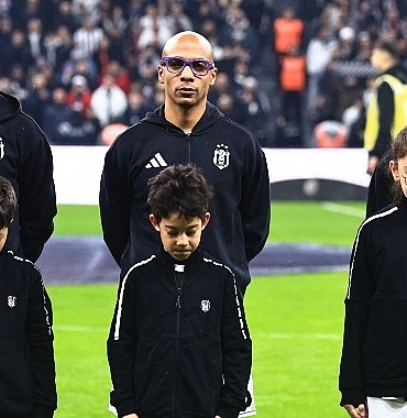 besiktasli-futbolcular-mor-gozluklerle-sahaya-cikti.jpg