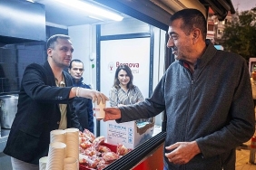bornovada-soguk-sabahlar-sicak-corbayla-isiniyor.jpg