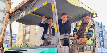 bucada-asfalt-seferberligi-baskan-tugay-ve-baskan-duman-sahada.jpg