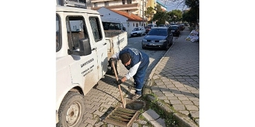 burhaniye-belediyesi-ekipleri-yogun-yagis-riskine-karsi-sahada.jpg