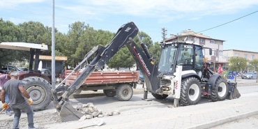 burhaniye-belediyesi-sahada-calismalarini-surduruyor.jpg