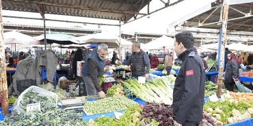 burhaniye-belediyesi-zabita-ekipleri-pazar-denetimlerini-surduruyor.jpg