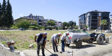 burhaniyede-park-ve-yesil-alanlarda-calismalar-kesintisiz-suruyor.jpg