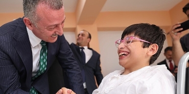 buyukakin-her-ozel-cocuk-her-anne-baba-bu-sehirde-yalniz-degildir.jpg