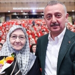 buyukakindan-annesine-cicekli-kutlama.jpg