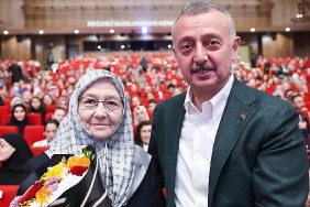 buyukakindan-annesine-cicekli-kutlama.jpg