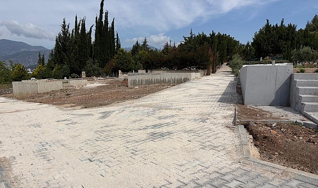 buyuksehir-ekiplerinden-ilce-mezarliklarinda-calisma.jpg