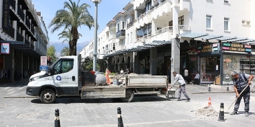buyuksehir-ekiplerinden-kemer-liman-caddesinde-calisma.jpg