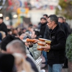 buyuksehir-iftar-sofrasini-bu-kez-karsiyakada-kurdu.jpg