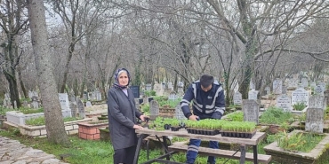 buyuksehirin-mezarliklarda-bayram-hazirligi-suruyor.jpg