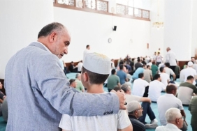 canikte-camiye-gelen-hediyeyi-aliyor-basvuru-suresi-uzatildi.jpg