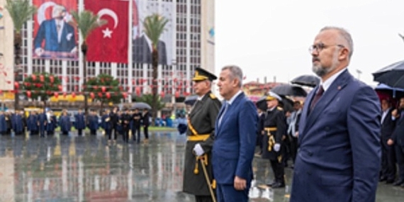 Cumhuriyet Bayramı kutlamaları çelenk sunma töreni ile başladı