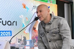demir-demirkan-bu-kez-edebiyat-sahnesinde-hayranlari-ile-bulustu.jpg