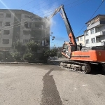 Derince’de ağır hasarlı binaya ilk kepçe vuruldu
