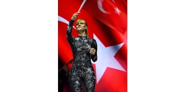 derya-ulug-luleburgazda-sahne-aldi.jpg