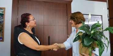 didim-belediye-baskani-hatice-gencay-minik-misafirlerini-agirladi.jpg