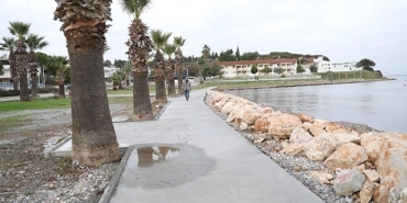 didim-belediyesi-fen-isleri-mudurlugu-ekiplerince-sedef-koyda-bulunan-yuruyus-yolu-yenilendi.jpg