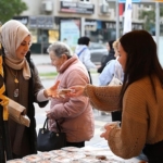 didim-belediyesi-regaip-kandili-dolayisiyla-didim-merkez-camii-onunde-vatandaslara-kandil-simidi-ikraminda-bulundu.jpg