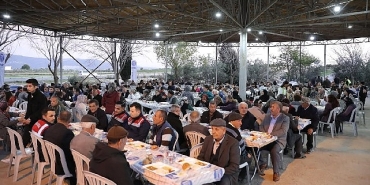 didim-belediyesi-vatandaslari-iftar-sofralarinda-bulusturmaya-devam-ediyor.jpg