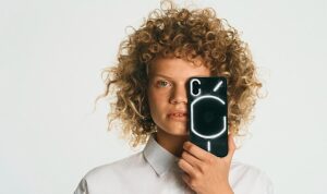 dikkat-cekici-tasarimiyla-fark-yaratan-nothing-phone-1-kisa-sureligine-indirimde-SQTQJYg1.jpg