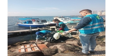 dogaseverler-karsiyakada-kiyi-temizligi-yapti.jpg
