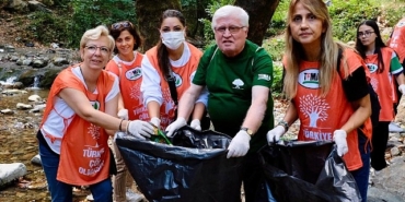 dunya-temizlik-gununde-dogada-2-kamyon-cop-topladilar.jpg