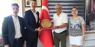 dusunce-platformu-baskani-ozkirmizi-kemer-belediyesinde.jpg