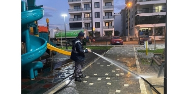 edremit-belediyesinden-parklarda-hizli-temizlik-calismasi.jpg