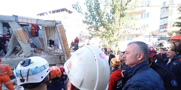 ekipler-enkazdan-gelen-sese-ulasmaya-calisiyor.jpg