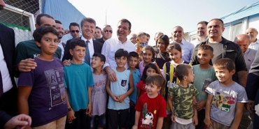 ekrem-imamoglu-adiyamanda-konteyner-kentlerde-yasam-mucadelesi-veren-depremzede-ailelerin-acilarina-ve-sofralarina-ortak-oldu.jpg