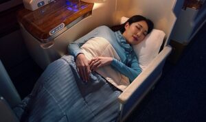 emirates-business-class-yolcularini-uzun-ucuslarda-daha-rahat-ettirecek-yeni-ucak-ici-kiyafet-setini-tHAbASc9.jpg